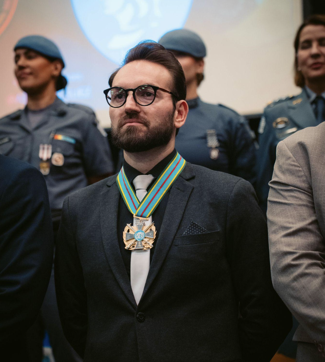 Lucas Caloni recebendo o Colar Grau Oficial da Paz (ABFIP, 2025)